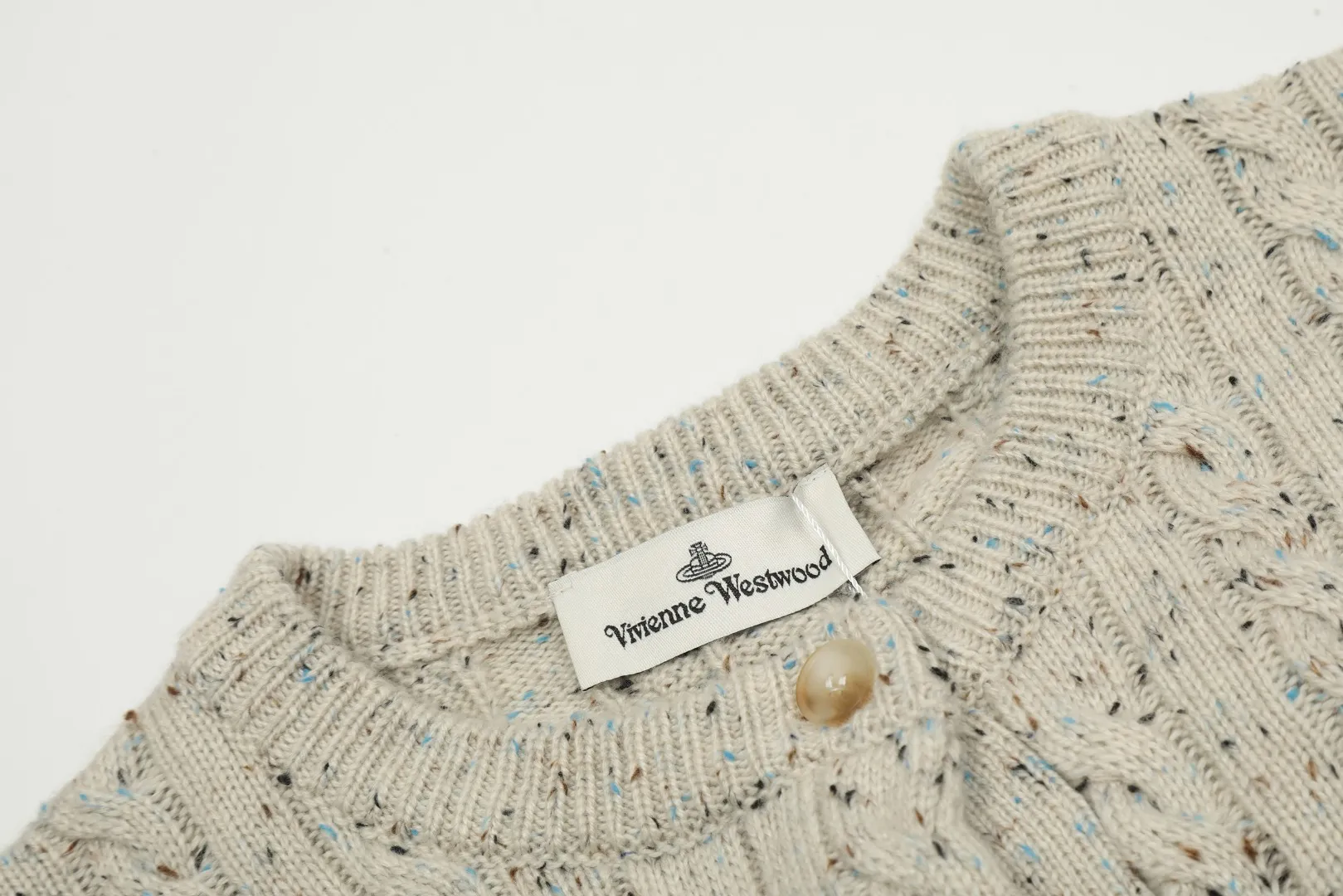 vivienne west wood Vivienne heavy-duty twist multi-color classic cardigan knitted sweater wool 2024 autumn latest style 🧩 15% merino cotton wool 85% wool blend 🧩Correct Italian 🇮🇹100% wool washed wheat logo Size: S -M- L Color: White Dark Gray Blue